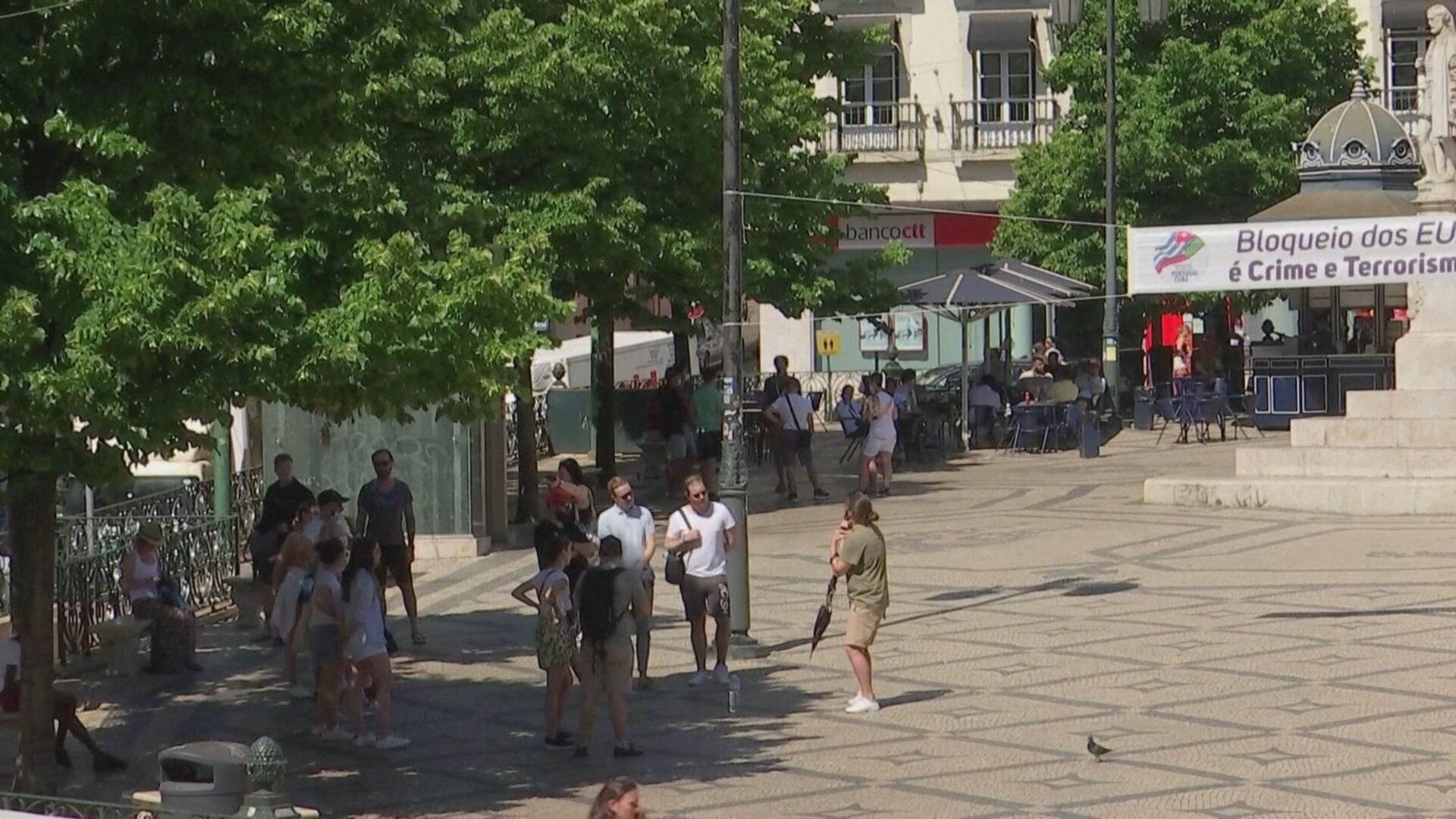 Uso de máscara em lugares públicos de Portugal passa a ser facultativo