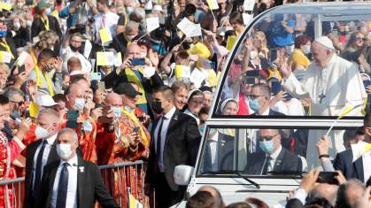 Papa Francisco acena ao público em Presov, na Eslováquia