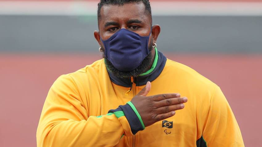 Paulino bate no peito e mostrou sua revolta com decisão sobre medalha de ouro / Matsui Mikihito - 4.set.2021/CPB