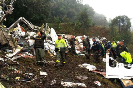 Peritos trabalham nas investigações do acidente com o avião que levava o time da Chapecoense para a Colômbia