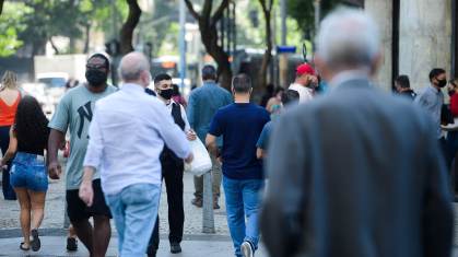 Pessoas caminham no centro do Rio de Janeiro; cidade liberou eventos abertos para até 500 pessoas