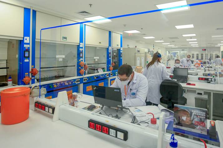 Laboratório da Pfizer no Brasil / Myke Sena/MS