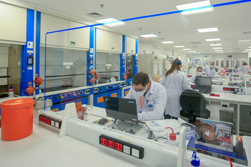 Laboratório da Pfizer no Brasil / Myke Sena/MS