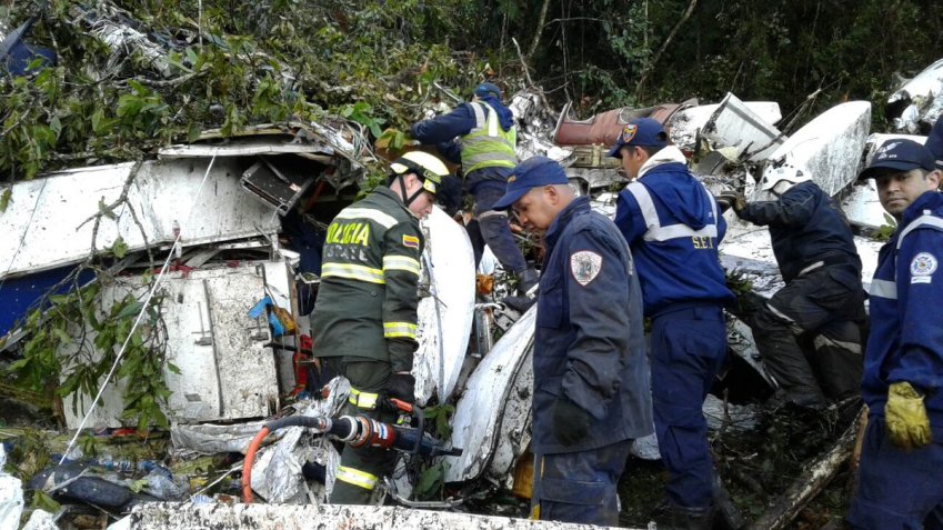 Policiais fazem resgate das vítimas do avião da Chapecoense que caiu no trajeto da Bolívia para a Colômbia / Divulgação/ Polícia de Antioquia (29.nov.2016)
