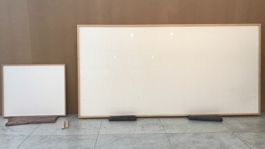Quadros em branco entregues pelo artista Jens Haaning a museu dinamarquês / Museu de Arte Moderna Kunsten, em Aalborg