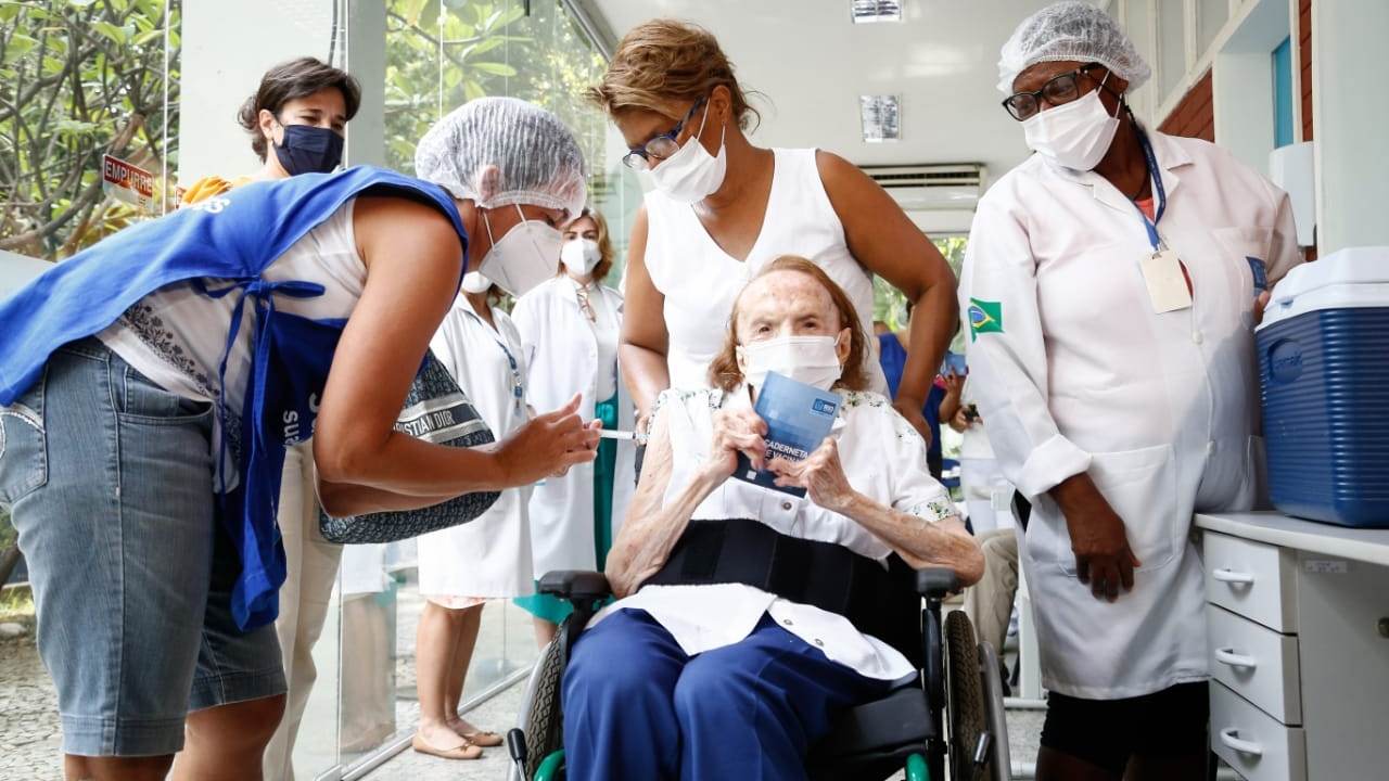 RJ seguirá orientação do Ministério da Saúde e aplicará reforço em idosos acima de 70 anos