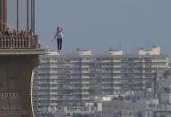 Equilibrista atravessa céu de Paris em corda bamba a 70 metros do chão; assista