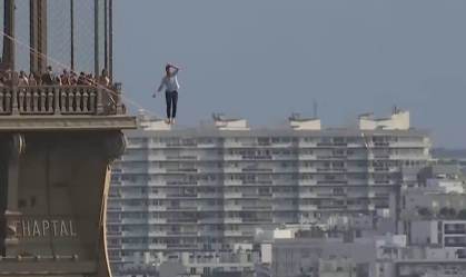 Equilibrista atravessa céu de Paris em corda bamba a 70 metros do chão; assista
