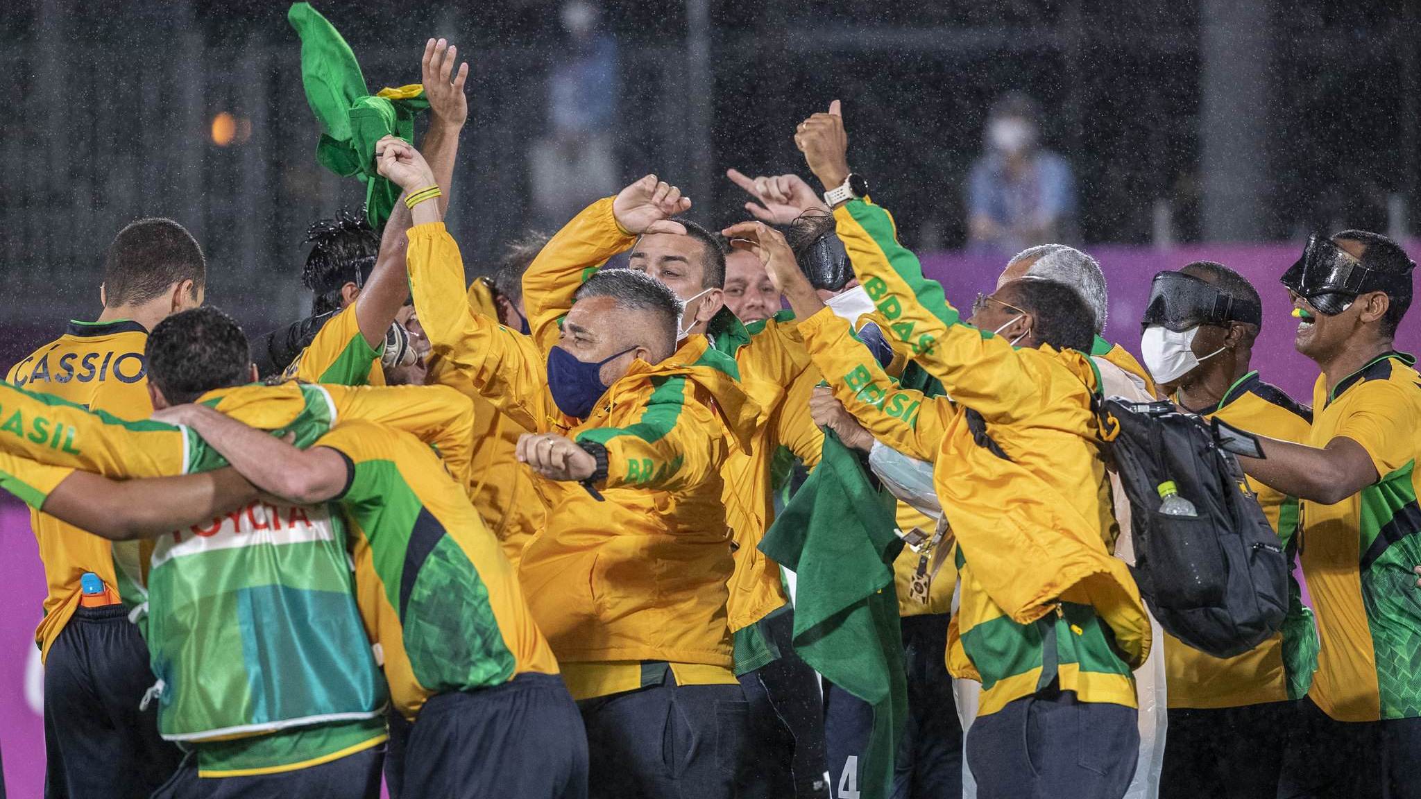 Seleção brasileira de futebol de 5 comemora conquista do ouro após derrotar a Argentina