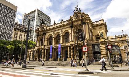 Justiça nega liminar e permite entrega de título a Michelle Bolsonaro no Theatro Municipal em SP