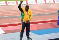 Atleta paralímpico brasileiro protesta no pódio após ter ouro revogado