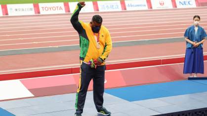 Thiago Paulino protesta no pódio das Paralimpíadas após ter medalha de ouro revogada