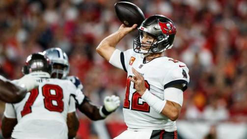 Tom Brady em ação pelo Tampa Bay Buccaneers na primeira rodada da temporada 2021 da NFL