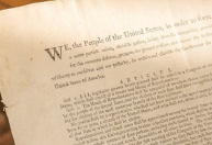 Cópia rara da primeira edição da Constituição dos EUA vai a leilão