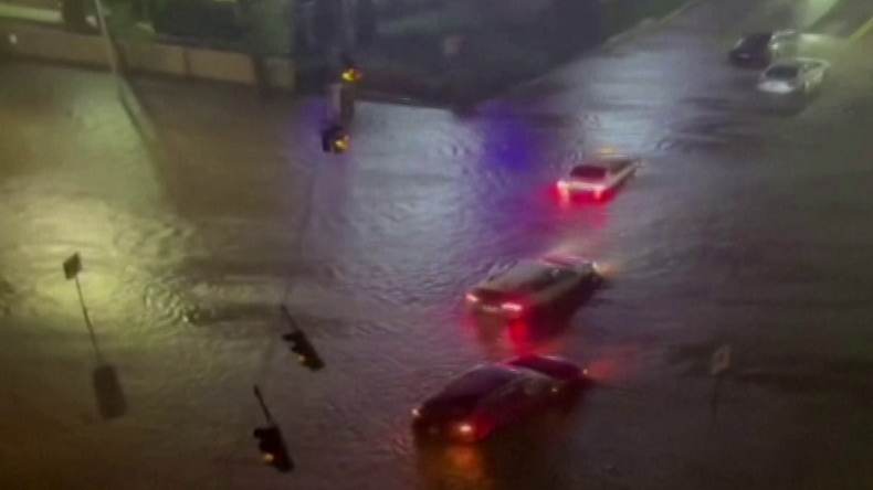 Vídeo amador mostra veículos presos em enchente que atingiu Nova York / @Furrybluedragon/Instagram via Reuters