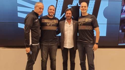 José Colagrossi Neto (superintendente de marketing, comunicação e inovação do Corinthians), Mauricio Chamati (fundador do Mercado Bitcoin), Duilio Monteiro Alves (presidente do Corinthians) e Gustavo Chamati (fundador e CEO do Mercado Bitcoin