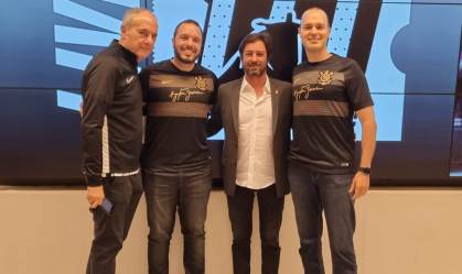 José Colagrossi Neto (superintendente de marketing, comunicação e inovação do Corinthians), Mauricio Chamati (fundador do Mercado Bitcoin), Duilio Monteiro Alves (presidente do Corinthians) e Gustavo Chamati (fundador e CEO do Mercado Bitcoin