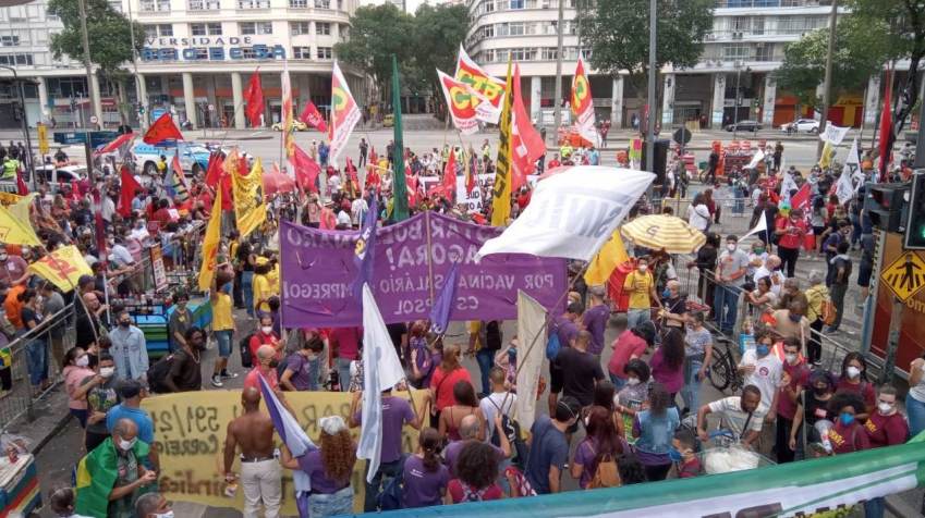 Centro do RJ- Ato contra o governo já registrando movimento de pessoas com bandeiras e apitos. Policiamento reforçado também nessa região / CNN Brasil