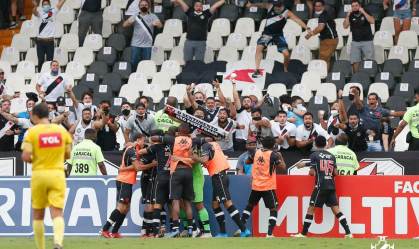 Com torcida e sem fiscalização, jogo entre Vasco e Cruzeiro tem princípio de briga
