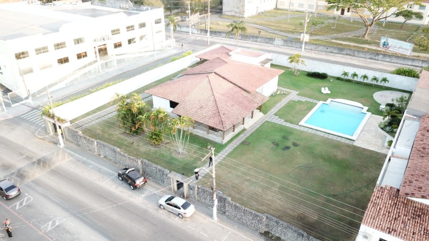 Policiais federais na residência do prefeito de São Mateus; na casa, os agentes apreenderam mais de R$ 400 mil – em espécie / Foto: Polícia Federal