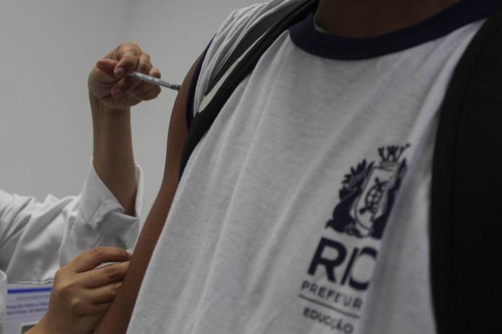 98,8% da população do Rio de Janeiro acima dos doze anos apta para a vacinação, já tomou o imunizante contra a Covid-19/Estadão Conteúdo
