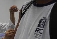Após racha entre cidades, Saúde do RJ se diz favorável a vacina em adolescentes