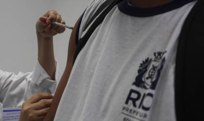 Agente de Saúde aplica dose de vacina da Pfizer contra a Covid-19 em adolescentes de 14 anos, no Centro Municipal de Saúde João Barros Barreto, em Copacabana, zona sul do Rio de Janeiro
