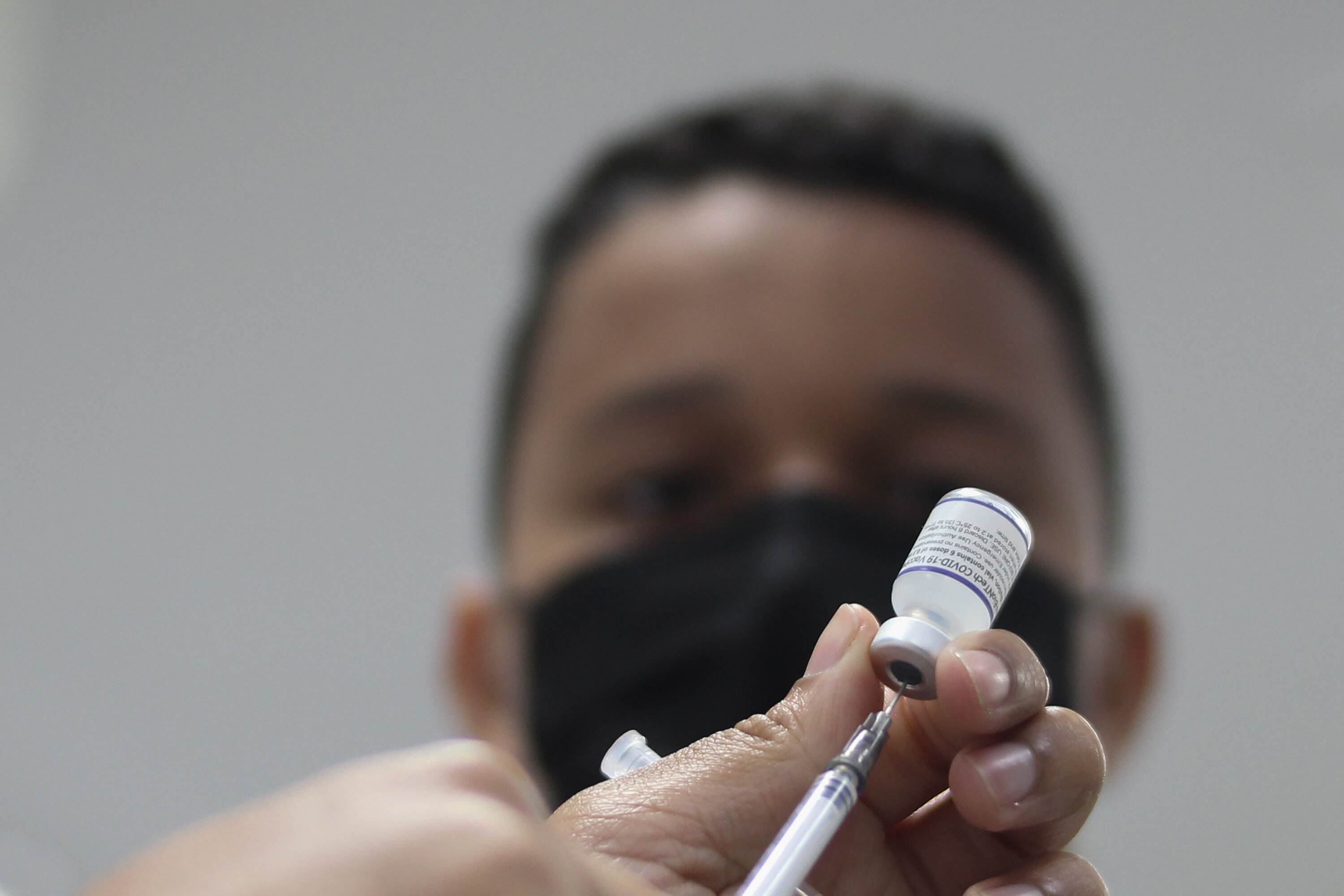 Agente de Saúde aplica dose de vacina contra a Covid-19 em adolescente no Centro Municipal de Saúde João Barros Barreto, em Copacabana, zona sul do Rio de Janeiro