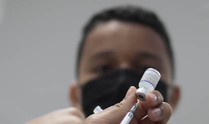 Vacinação de adolescentes é retomada no Rio nesta quarta, com meninas de 13 anos
