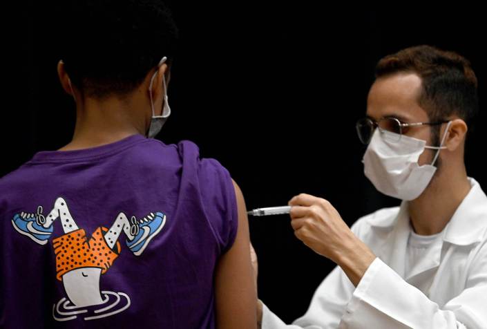 Adolescente é vacinado contra a Covid-19 em posto montado na Cidade das Artes, na Barra da Tijuca, zona oeste da cidade do Rio de Janeiro / Estadão Conteúdo