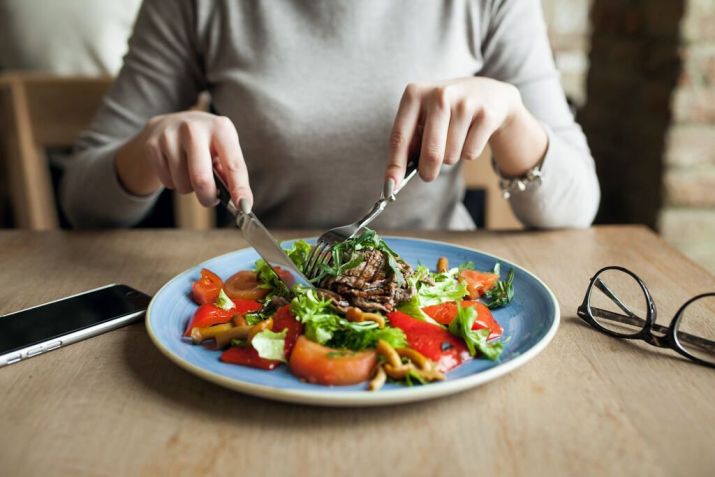 Alimentação saudável ajuda a acelerar o metabolismo / Imagem: Shutterstock