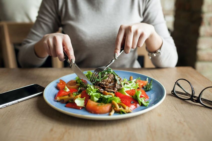 Alimentação saudável ajuda a acelerar o metabolismo / Imagem: Shutterstock