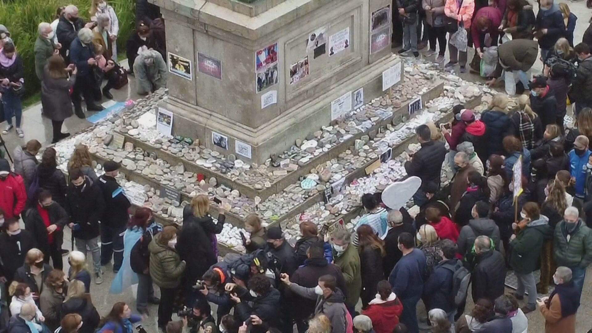 Argentinos protestam e relembram vítimas da Covid-19