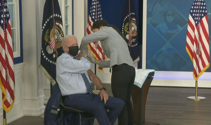 Joe Biden tomando a dose de reforço