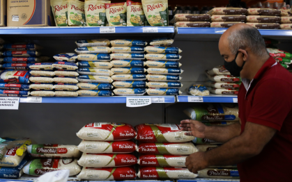 Consumidor faz compras em supermercado do Rio de Janeiro