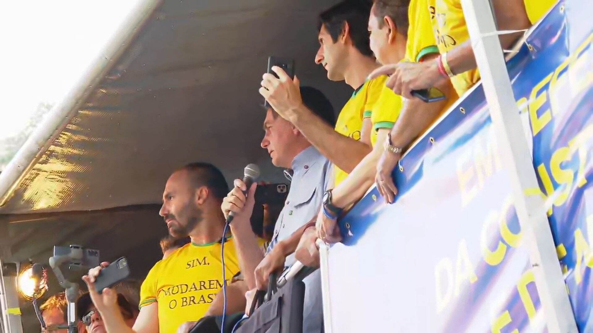 Bolsonaro discursa para apoiadores na Avenida Paulista