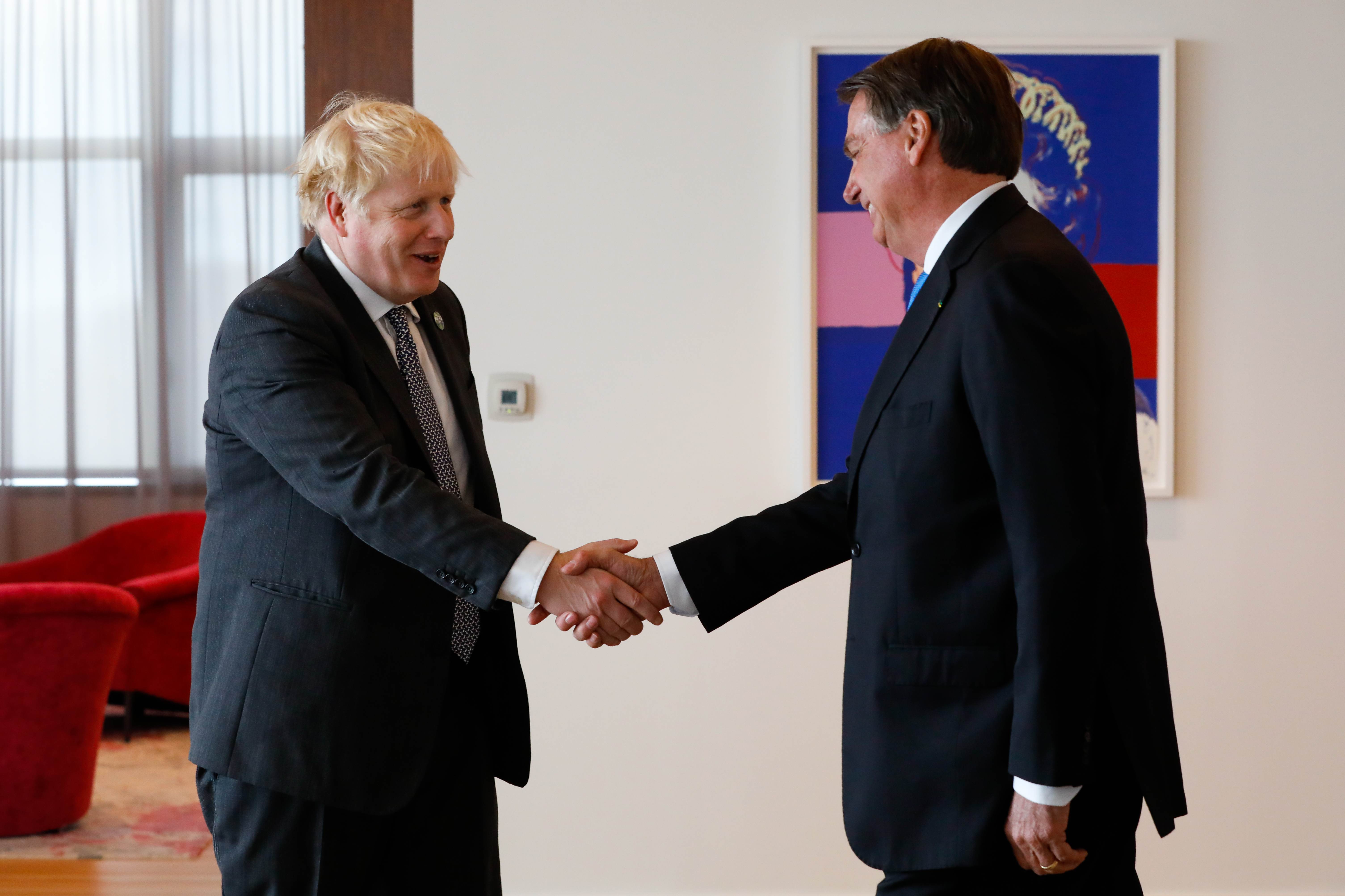 Bolsonaro, cumprimenta o primeiro-ministro do Reino Unido, Boris Johnson