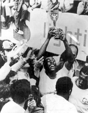 Pelé ergue a Taça Jules Rimet em 21 de junho de 1970, no Estádio Azteca (Cidade do México). A vitória de 4 a 1 sobre a Itália deu ao Brasil a posse definitiva do troféu / ARQUIVO/ESTADÃO CONTEÚDO/AE