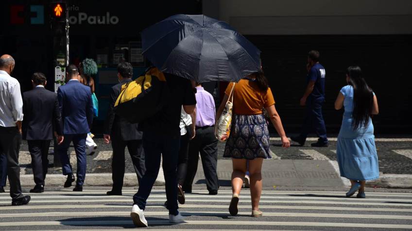 Paulistanos enfrentaram calor recorde no ano nesta segunda-feira (20) / Roberto Casimiro/Fotoarena/Estadão Conteúdo