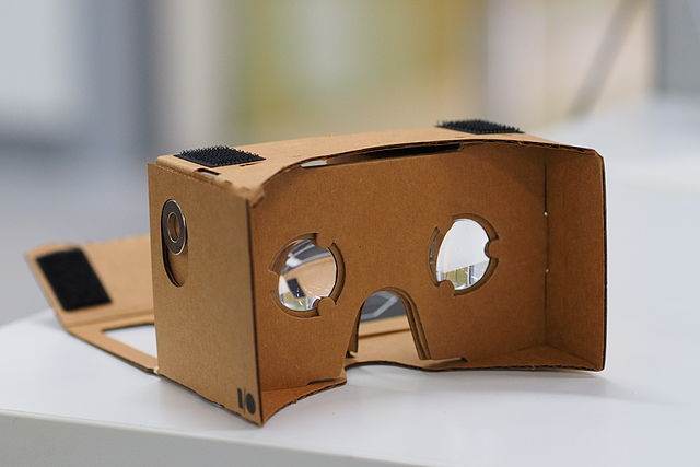 Criado pela Google, o cardboard é uma caixa de papelão que, junto com um celular, cria experiências de realidade virtual / Google/Divulgação
