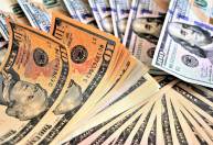 Dólar abre em leve queda após alta na véspera, de olho em atos de caminhoneiros