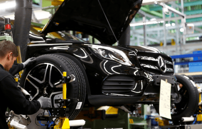 Produção de veículo da Mercedes-Benz em fábrica da Daimler