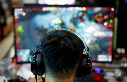 Jovem jogando em um computador