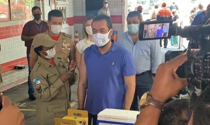 'Felicidade total', diz governador do Rio após tomar 2ª dose contra a Covid-19