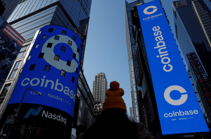 Logotipo da Coinbase é mostrado em painel externo da Nasdaq
