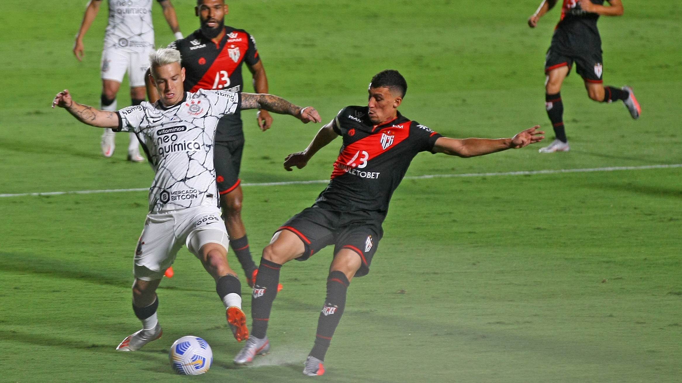 Atlético-GO e Corinthians empataram em 1 a 1 em Goiânia / André Costa/Uai Foto/Estadão Conteúdo