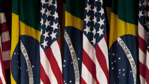 Bandeiras dos Brasil e dos Estados Unidos