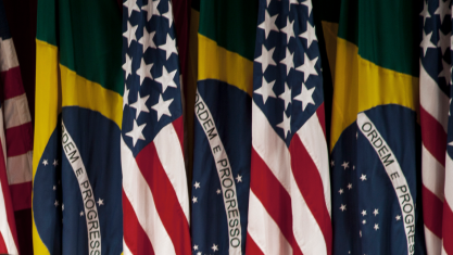Bandeiras dos Brasil e dos Estados Unidos