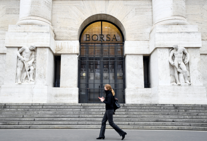 Pedestre caminha em frente à Bolsa de Valores de Milão