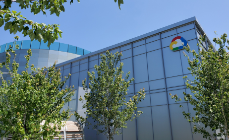 Logotipo do Google Cloud no prédio matriz da companhia, na Califórnia